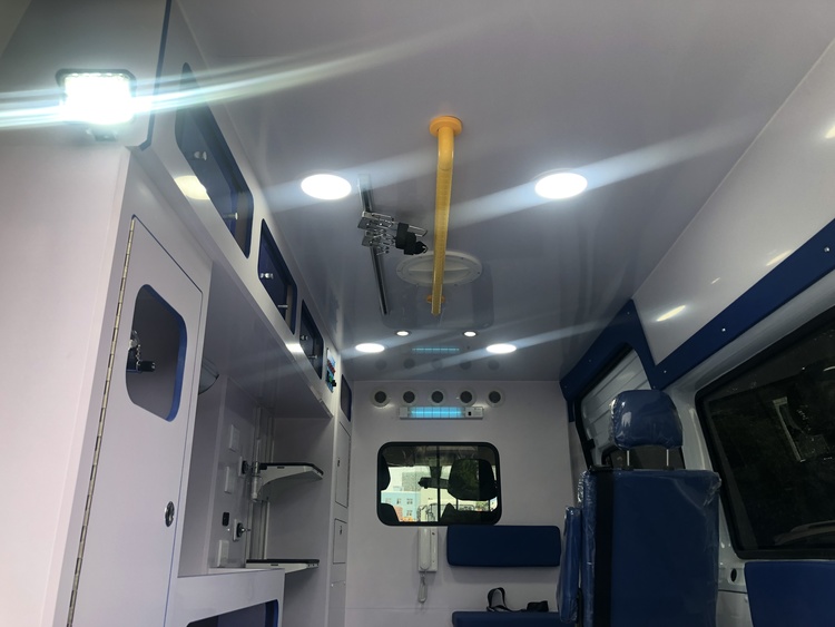 江铃福特V348监护型中顶救护车