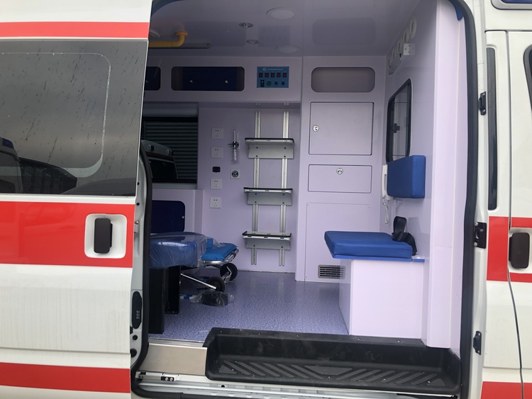 江铃福特V348监护型中顶救护车
