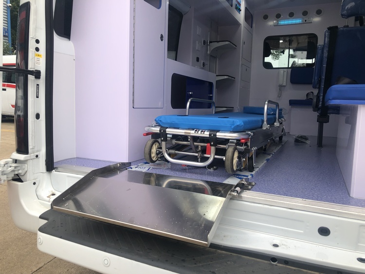 江铃福特V348监护型中顶救护车