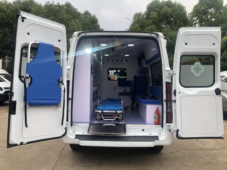 江铃福特V348监护型中顶救护车