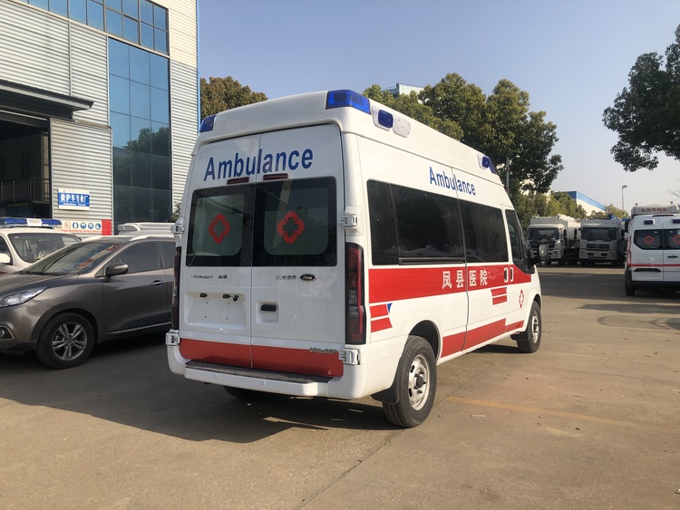 江铃福特V348转运型救护车