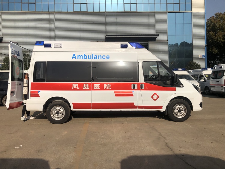 江铃福特V348转运型救护车