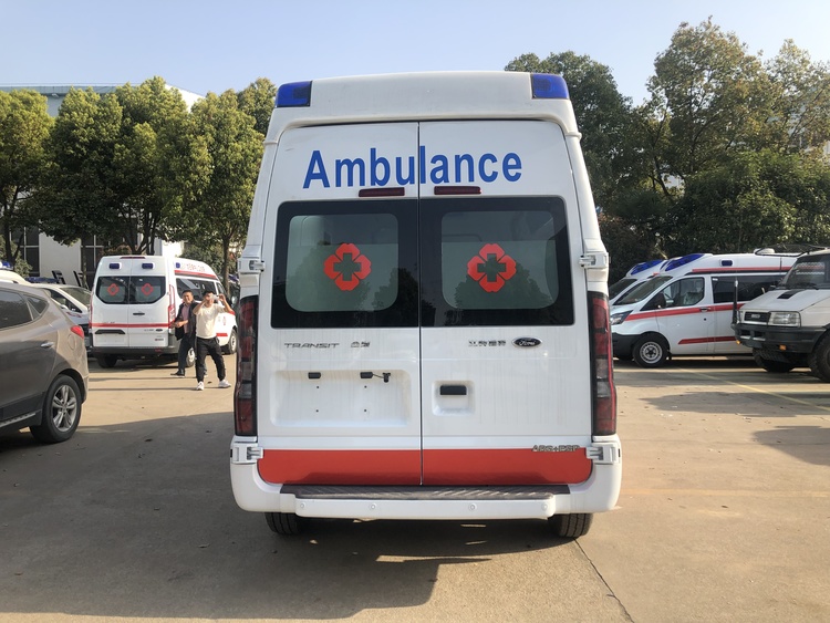 江铃福特V348转运型救护车