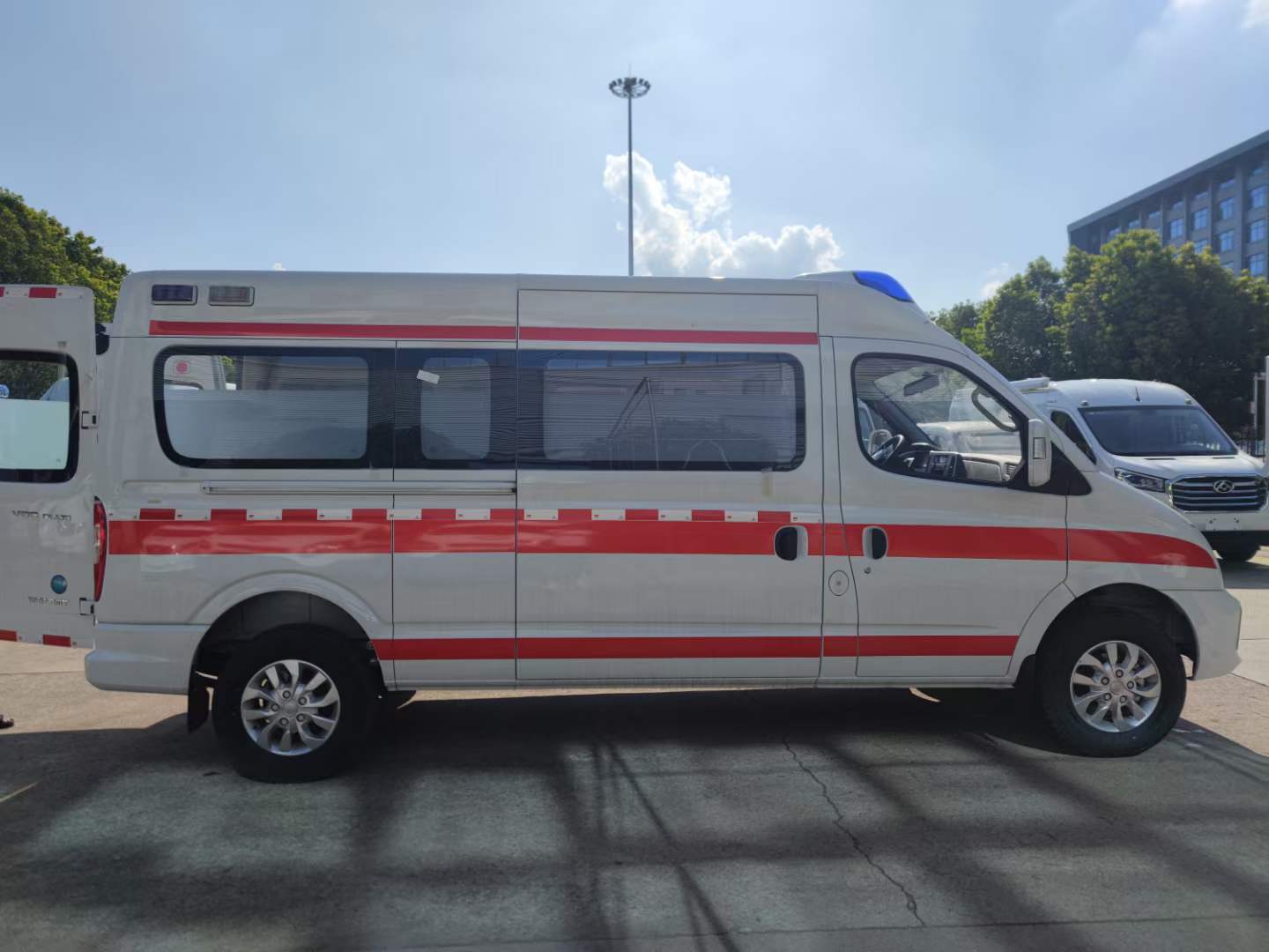 上汽大通V80监护型救护车