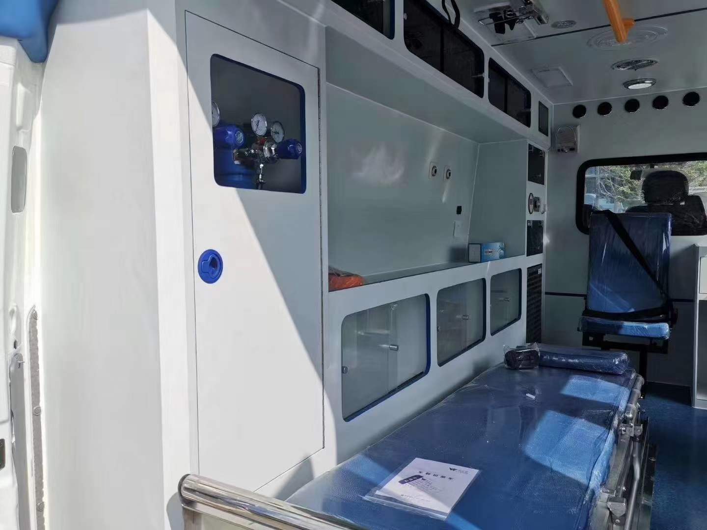 上汽大通V80监护型救护车