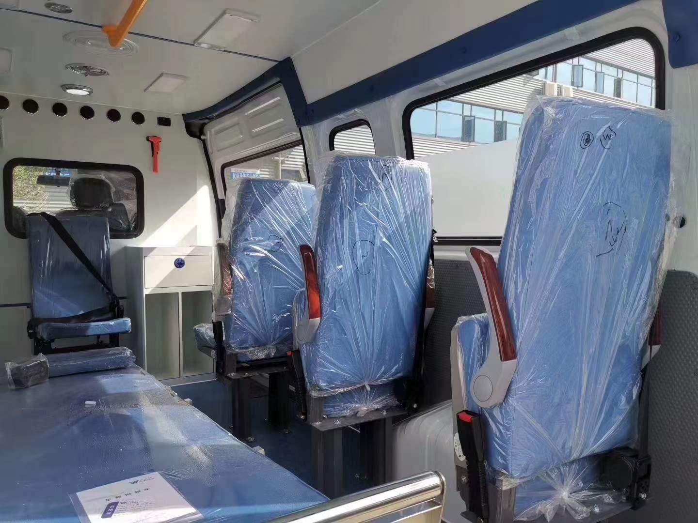 上汽大通V80监护型救护车