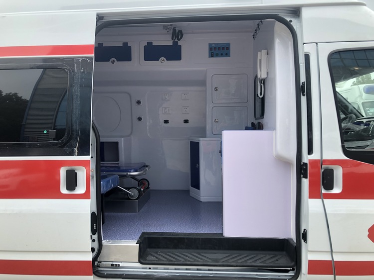 江铃福特V348监护型高顶救护车