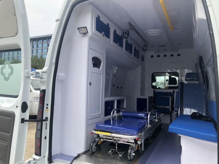 江铃福特V348监护型高顶救护车