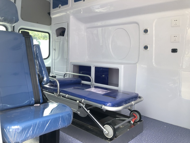 江铃福特V348监护型高顶救护车