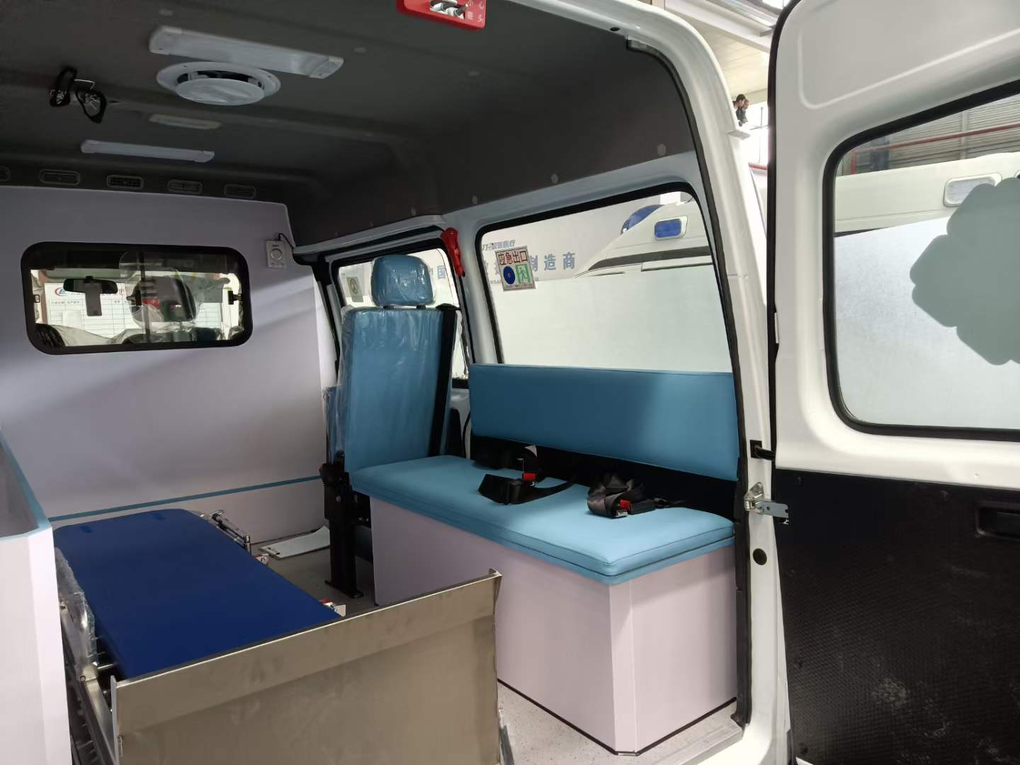 江铃特顺长轴监护型救护车