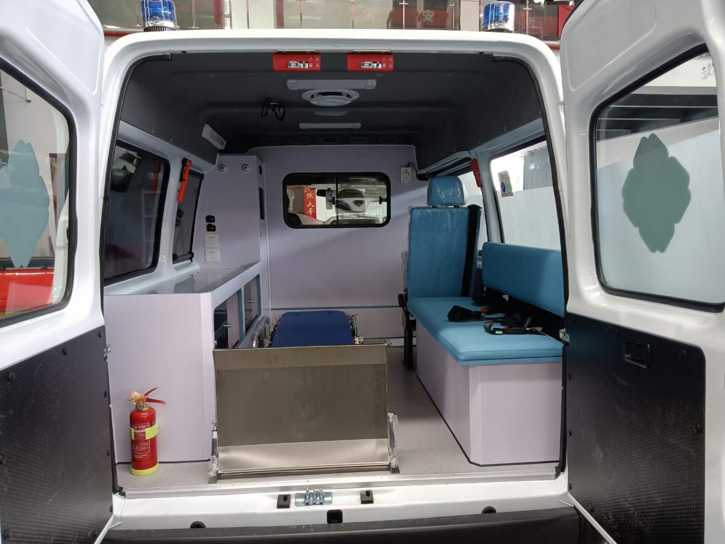 江铃特顺长轴监护型救护车