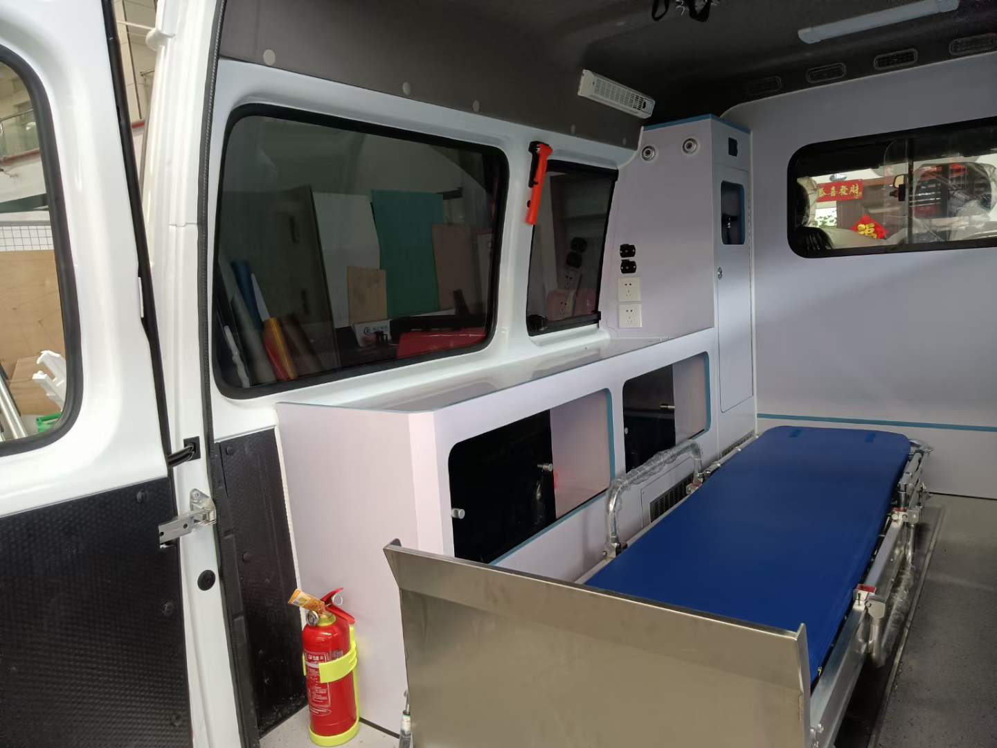 江铃特顺长轴监护型救护车