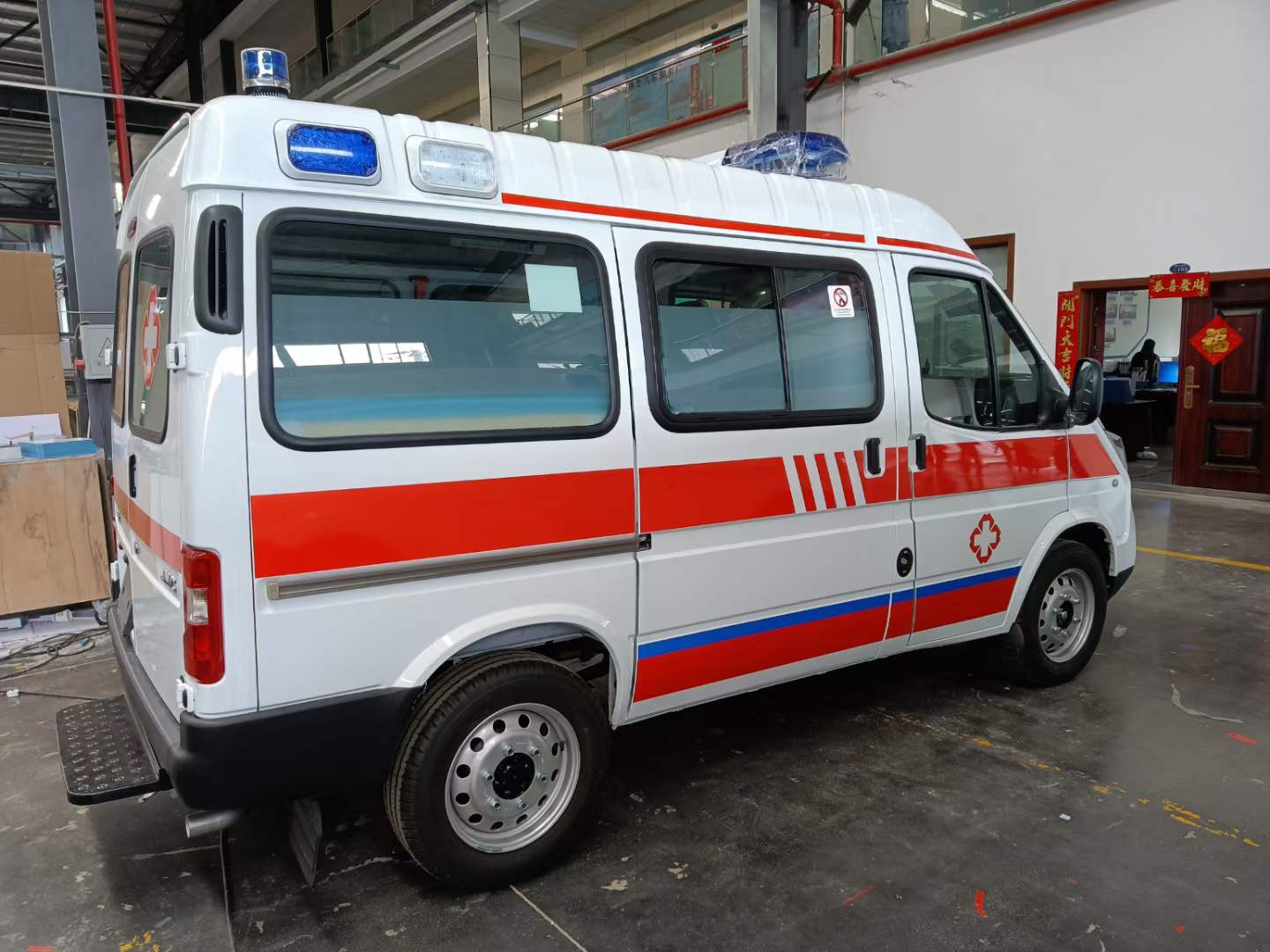 江铃特顺长轴监护型救护车