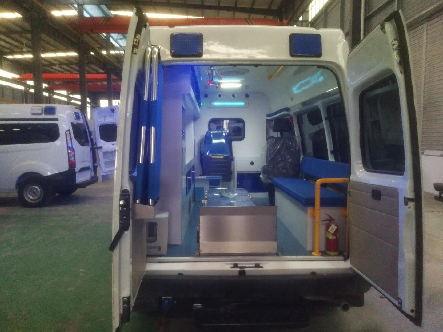 江铃特顺短轴监护型救护车