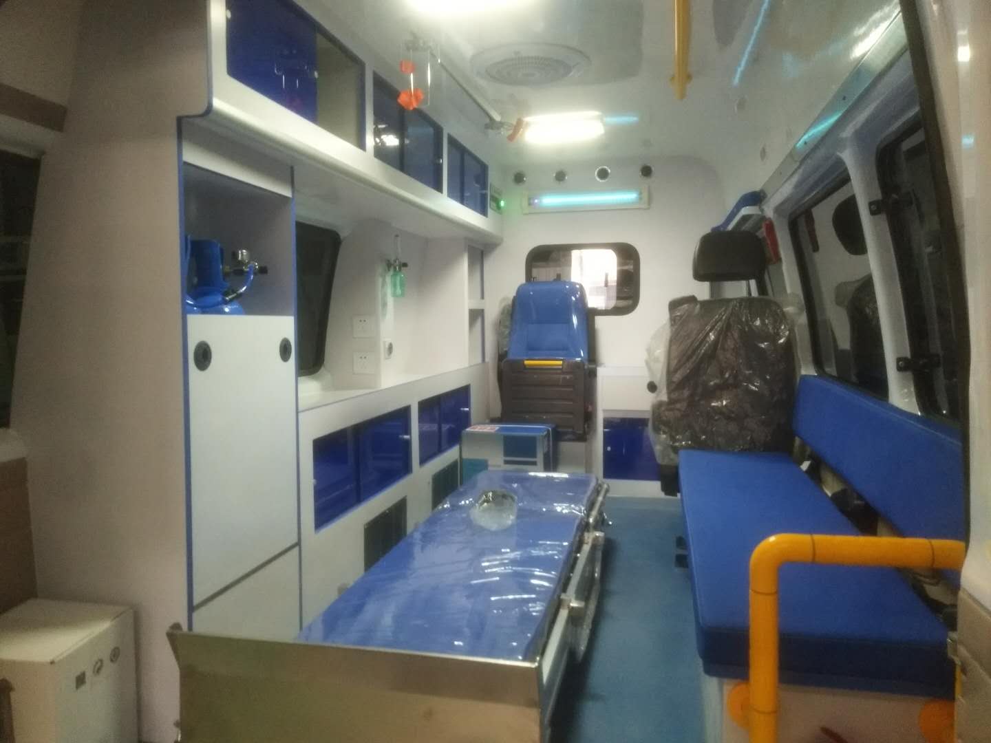 江铃特顺短轴监护型救护车