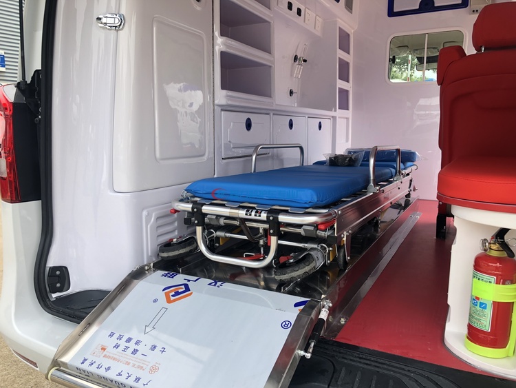 奔驰威霆监护型救护车