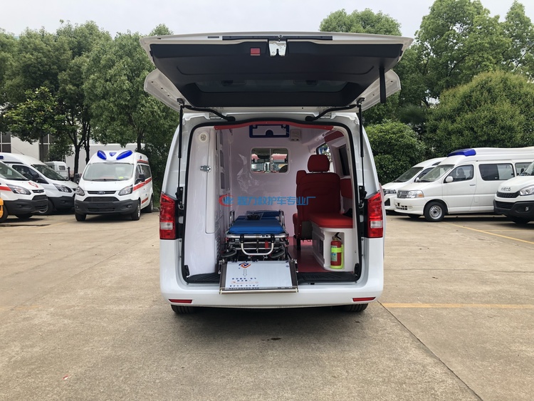 奔驰威霆监护型救护车