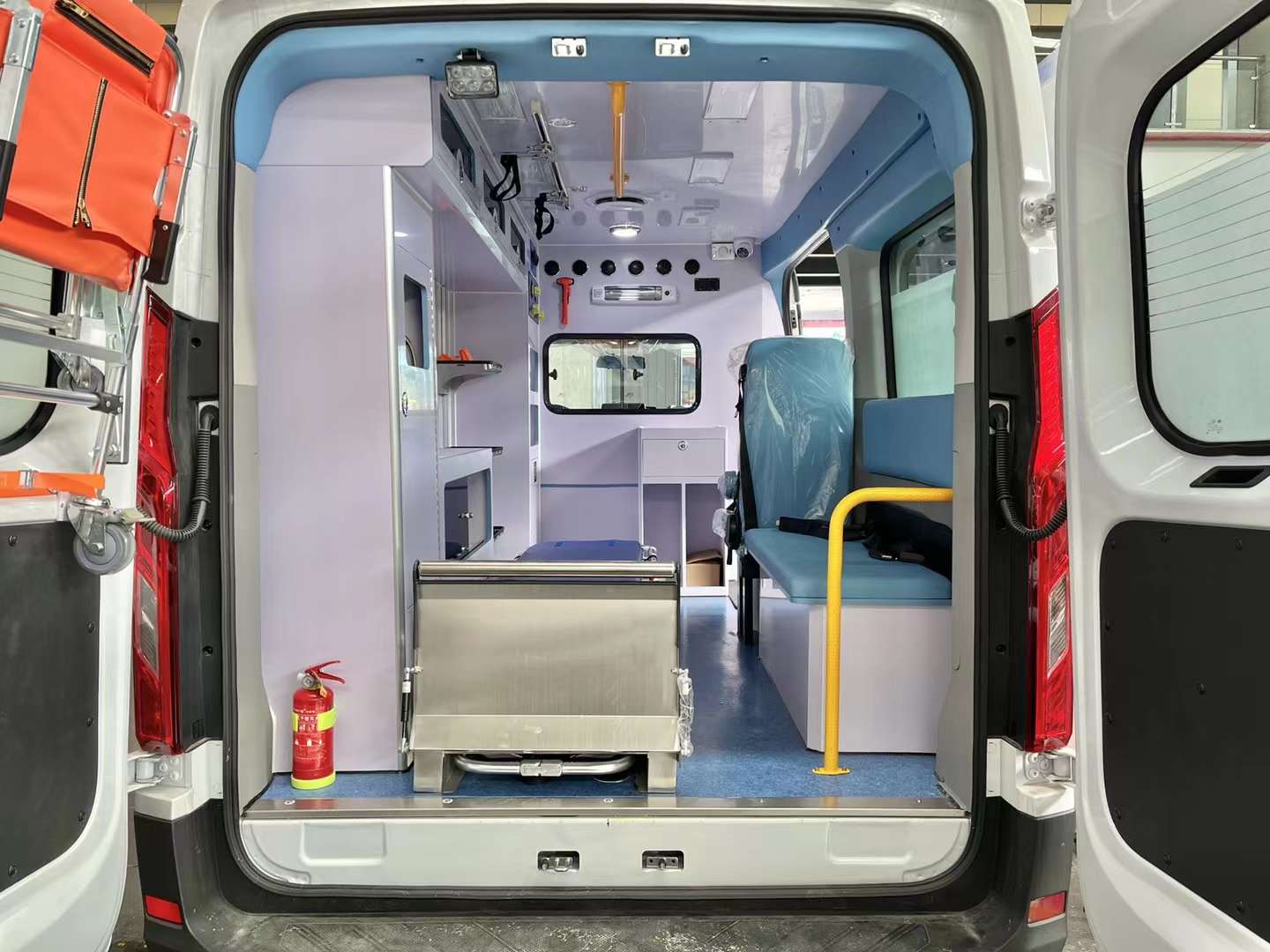 上汽大通V90监护型救护车