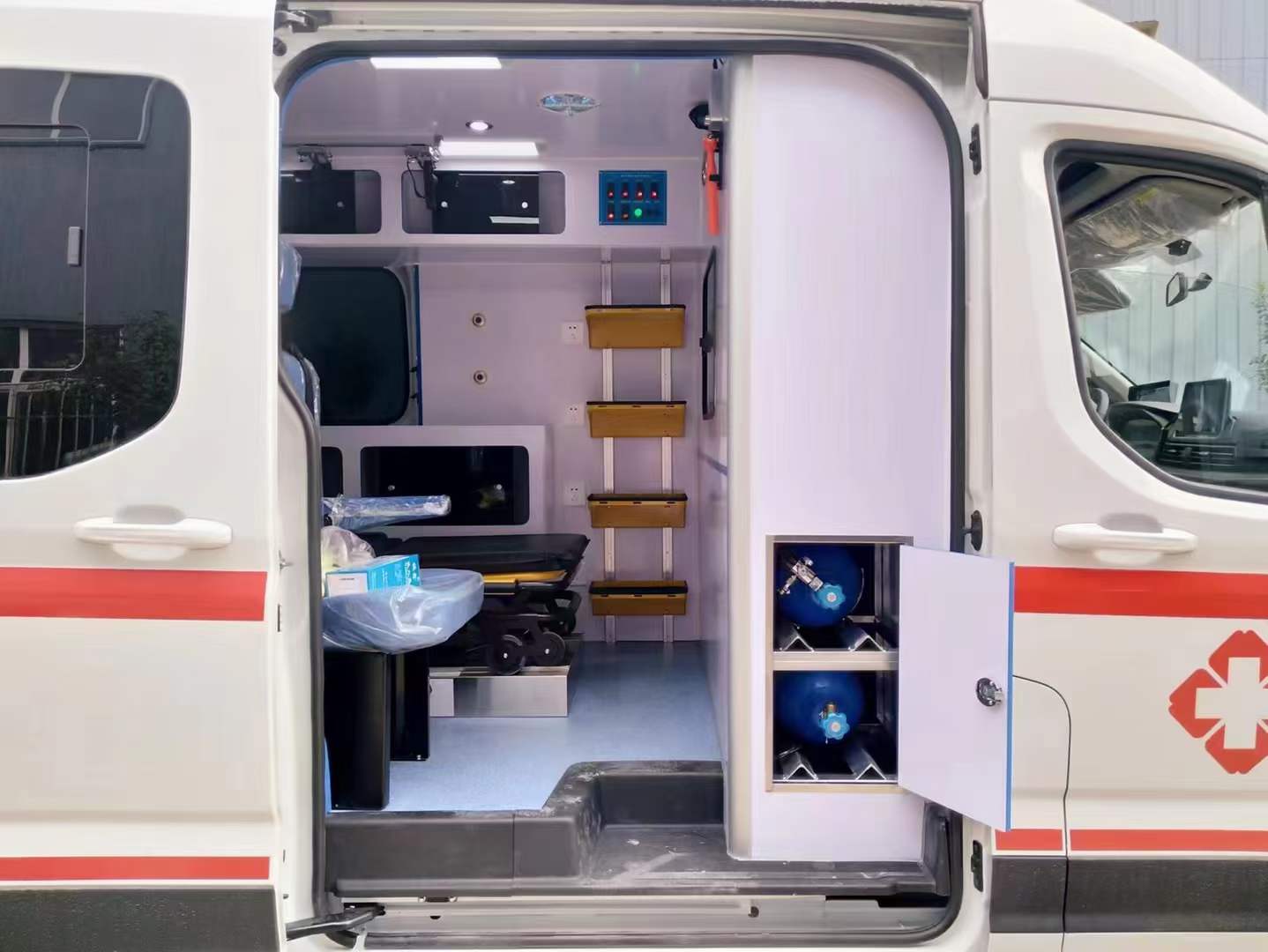 上汽大通V90监护型救护车