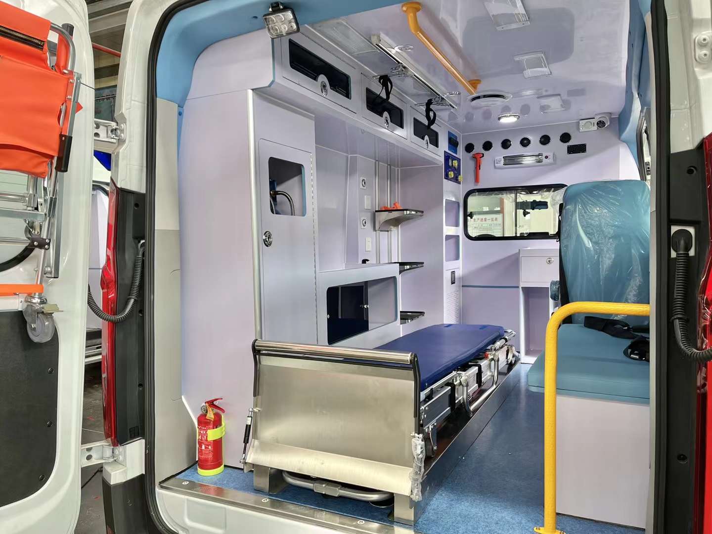 上汽大通V90监护型救护车